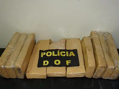 Polícia encontra 10 tabletes de maconha dentro de ônibus