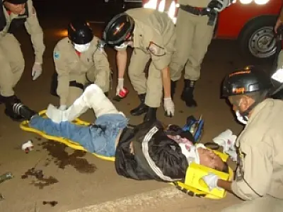Motociclista fica ferido após bater em caminhão na BR-163