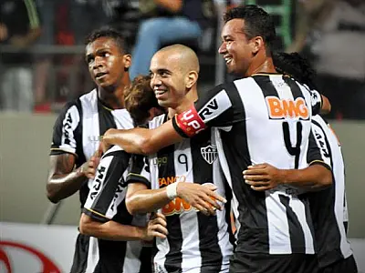 Ronaldinho Gaúcho brilha e ajuda Atlético a vencer o São Paulo