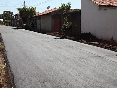 Moradores do Residencial Anápolis comemoram chegada do asfalto, após 25 anos de espera
