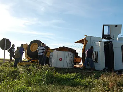 Trator cai de caminhão e deixa motociclista ferido
