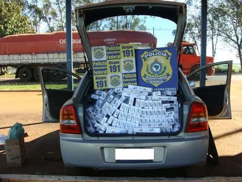 Casal é preso após abandonar veículo carregado de cigarros