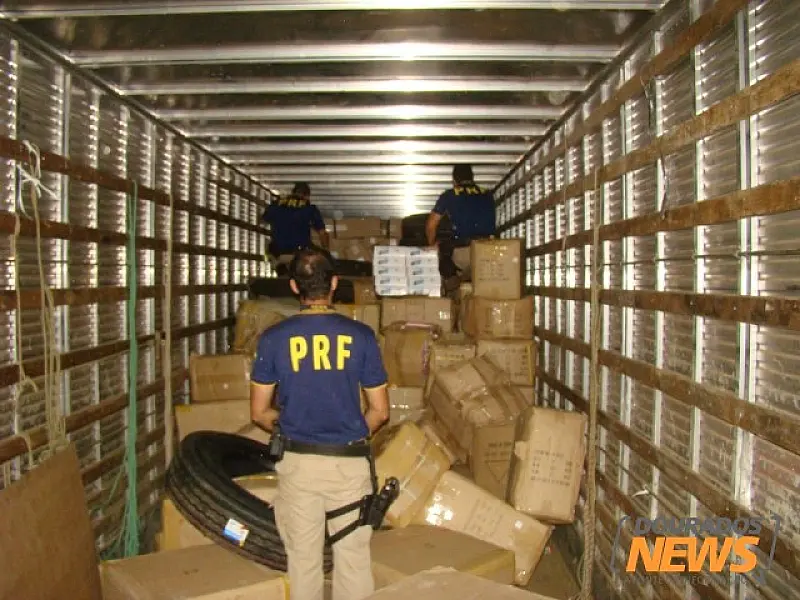 PRF apreende carreta na BR 463 recheada de mercadorias contrabandeadas