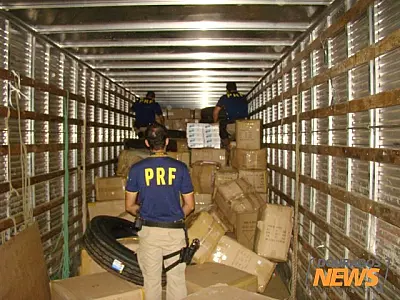 PRF apreende carreta na BR 463 recheada de mercadorias contrabandeadas