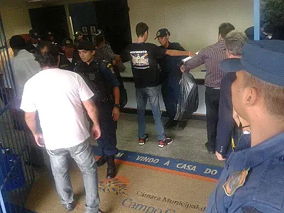 PM deteve manifestantes que portavam faca e spray de pimenta em sessão