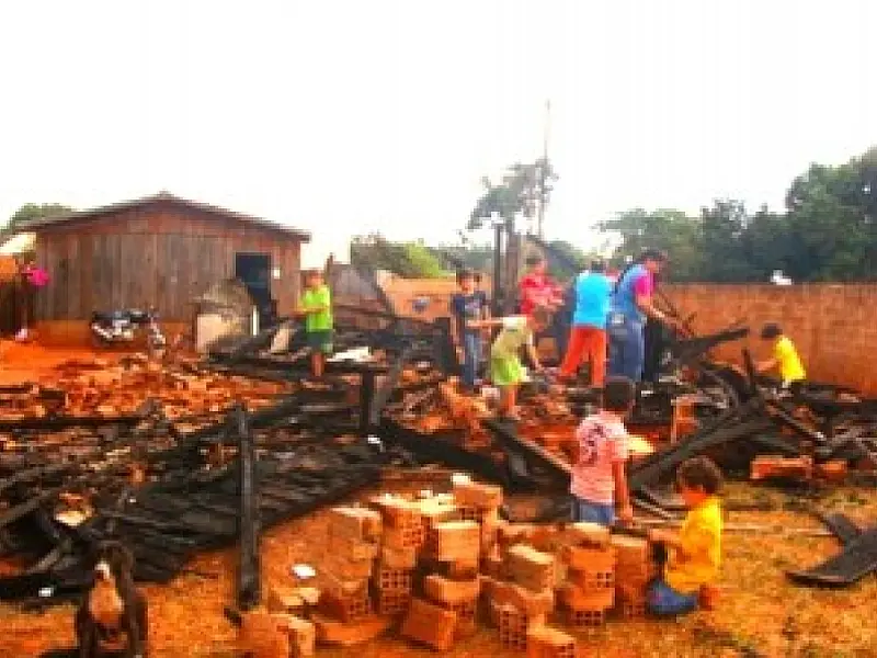 Incêndio destrói casa e família perde tudo em Paranhos
