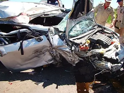 Carro capota após bater em caminhão e mulher morre no hospital