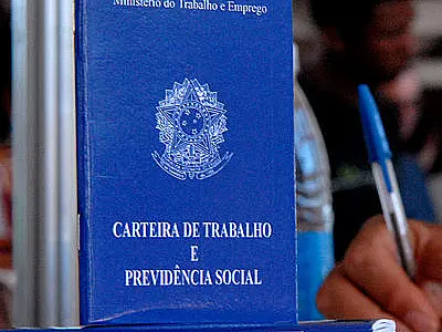 Vagas para pedreiro e costureira são disponibilizadas hoje