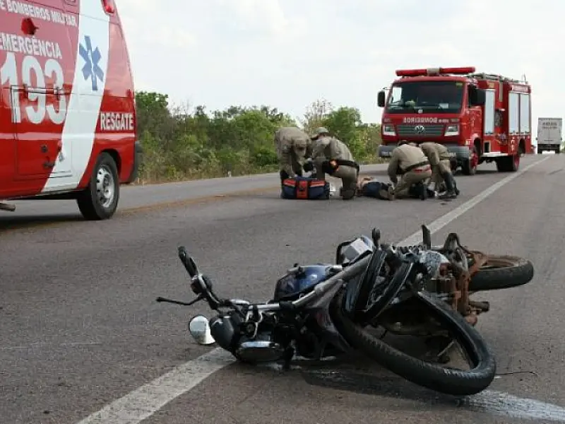 Motociclista tem perna dilacerada por carreta na BR-163