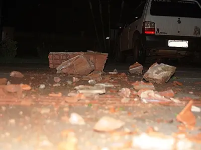 Motorista perde o controle e vai parar no pátio do Fórum de Batayporã