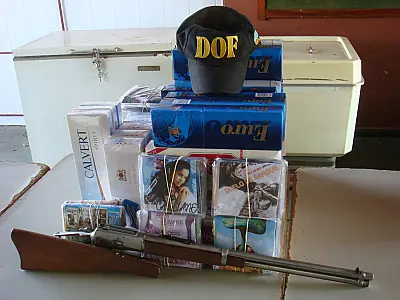 Cigarro paraguaio e carabina são apreendidos em veículo
