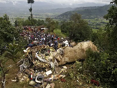 Dezenove pessoas morrem em queda de avião