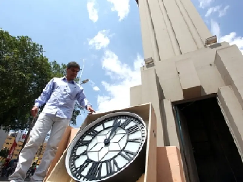 Relógio central de Campo Grande é reconstruído e reinstalado na Calógeras