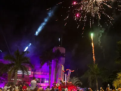 Com show de luzes e fogos de artifício, prefeitura inaugura primeira etapa da iluminação de natal