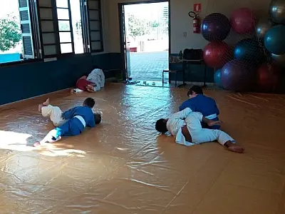 Oficina de judô é opção para crianças e jovens em férias escolares