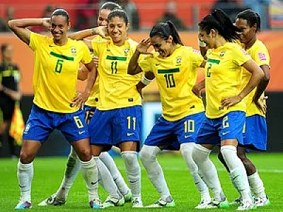 Marta dá show, Brasil vence a Noruega e garante a classificação