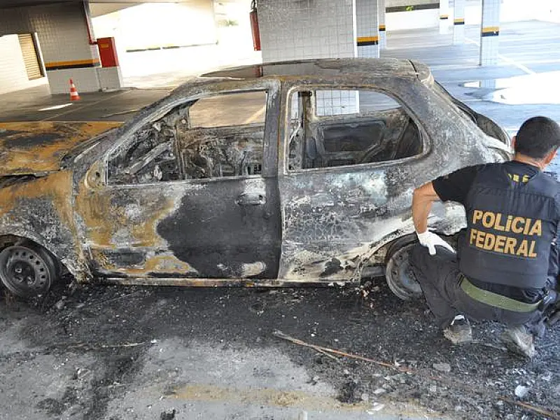 Carro explode em frente a Procuradoria de PE