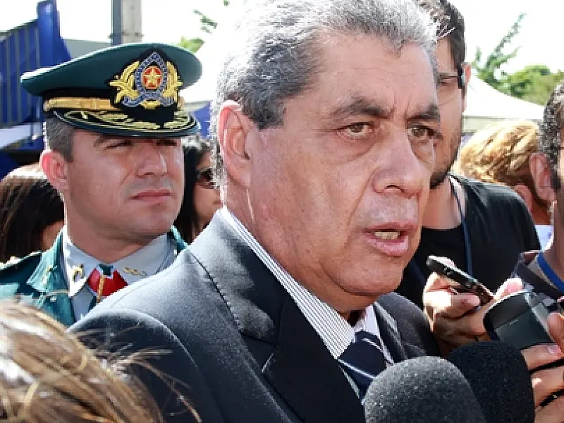 André pede destinação menor de receita para pagar dívida