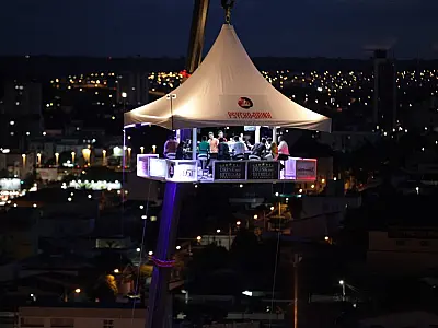 Bar suspenso por guindaste leva campo-grandenses às alturas em Shopping