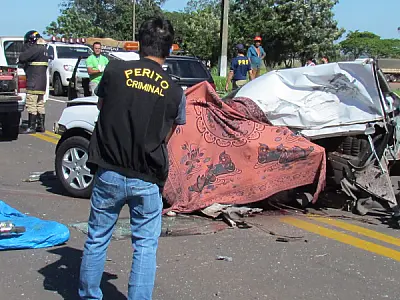 Acidente entre carro e carreta em rodovia tem vítima fatal