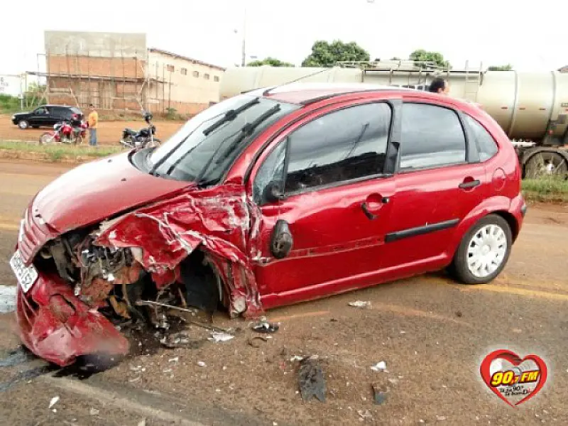 Carro colide em ônibus na BR 262; ninguém ficou ferido