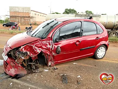 Carro colide em ônibus na BR 262; ninguém ficou ferido
