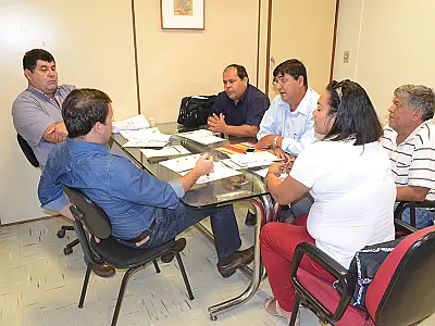 Professores começam diálogo para implantar política salarial dos administrativos da educação