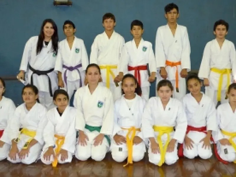 Alunos do Projeto Geração de Campeões ganham medalhas em competição de Karatê
