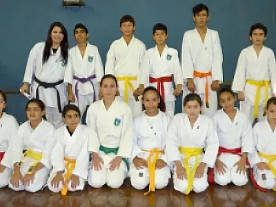 Alunos do Projeto Geração de Campeões ganham medalhas em competição de Karatê
