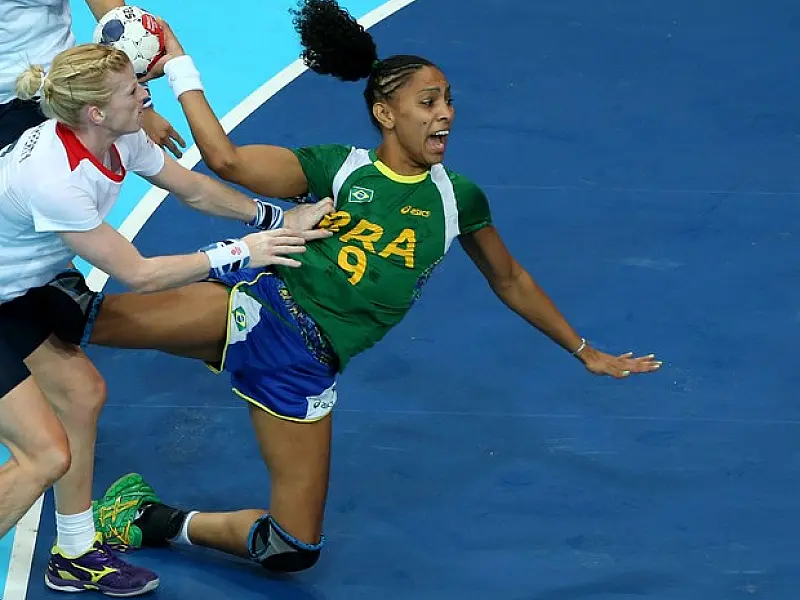 Brasileiras arrasam o Reino Unido por 30 a 17 e avançam à próxima fase do handebol