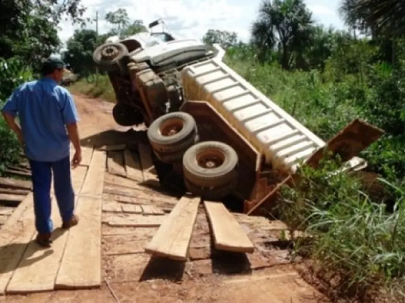 Ponte não suporta peso e caminhão cai em córrego no MT