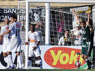 Palmeiras vira contra o Santos; Corinthians empata