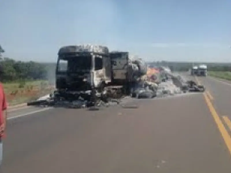 Carreta pega fogo e fica completamente destruída na BR 267