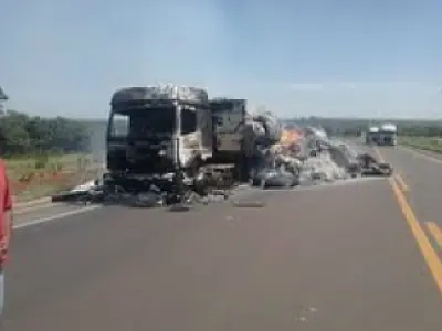 Carreta pega fogo e fica completamente destruída na BR 267