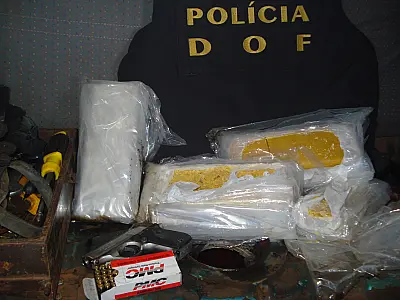Motorista é preso e passageiro apreendido por tráfico internacional de droga, arma e munição