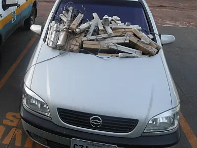 PM encontra maconha em fundo falso de carro