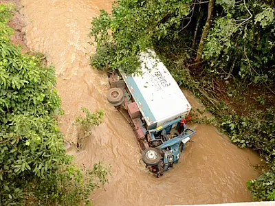 Caminhão cai em rio e motorista morre em MT