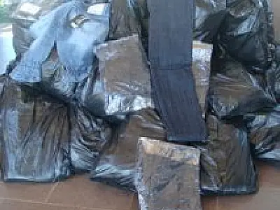 PMA apreende ônibus de turismo com 1,5 toneladas de roupas contrabandeadas
