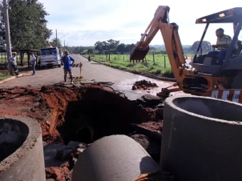 Equipes de obras restauram o buraco da Rua Catiguás na Capital
