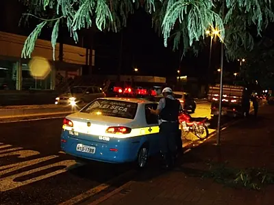 Motociclista fica ferido em acidente com caminhão no cruzamento da Zahran