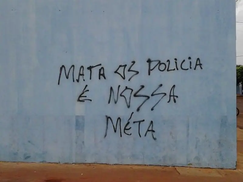 Muros são pichados com ameaças a policiais em Terenos