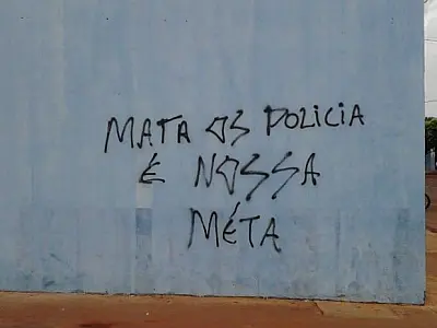 Muros são pichados com ameaças a policiais em Terenos