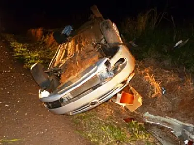 Carro de funerária capota na MS-276 e corpo é arremessado há alguns metros