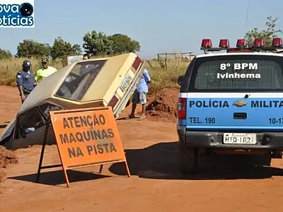 Carro cai em cratera de obra em Ivinhema