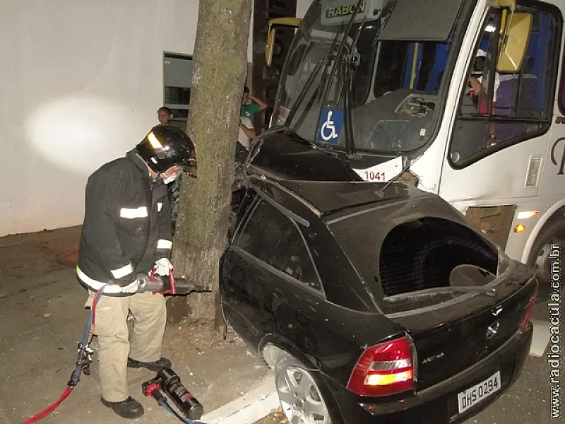Carro de passeio e ônibus se chocam em Três Lagoas