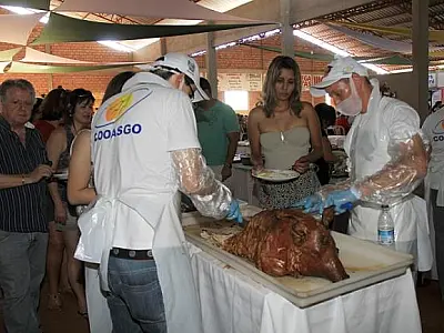 Milhares de pessoas prestigiam tradicional Festa do Leitão no Rolete