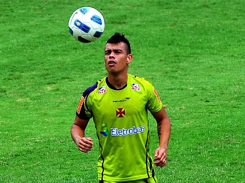 Santos acerta com meia Bernardo do Vasco