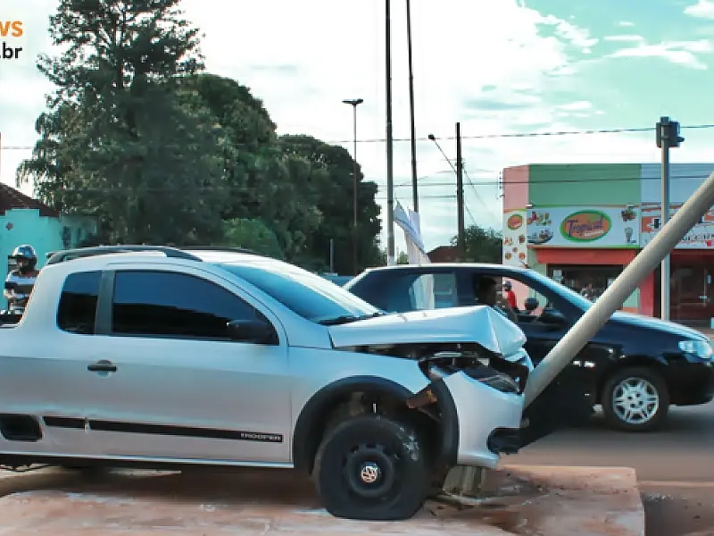 Veículo perde o controle e derruba poste em Sidrolândia