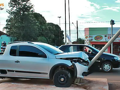 Veículo perde o controle e derruba poste em Sidrolândia
