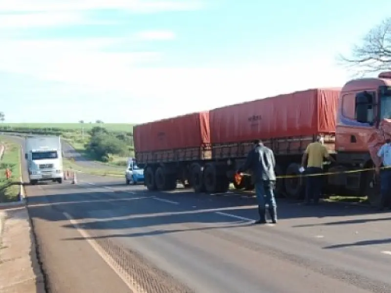 Caminhão e carreta se chocam na MS-134; condutores saem ilesos